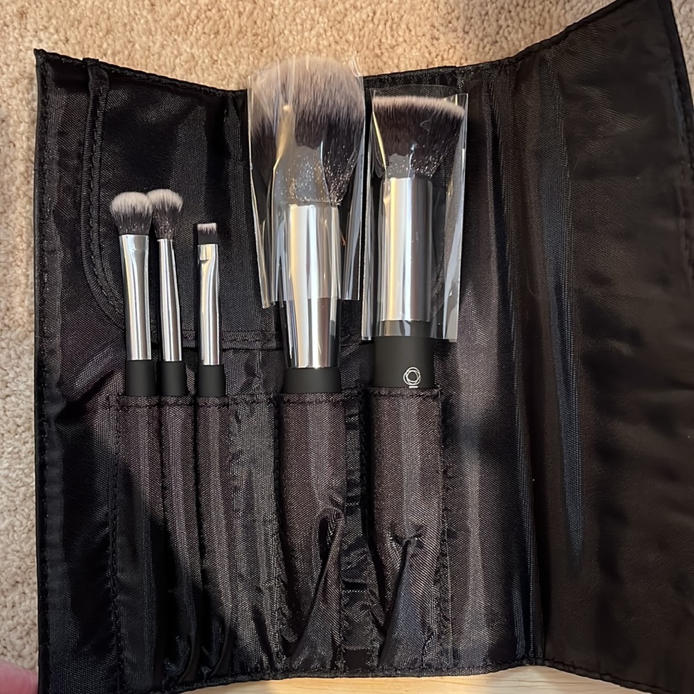 NEW Neiman Marcus Brush Set